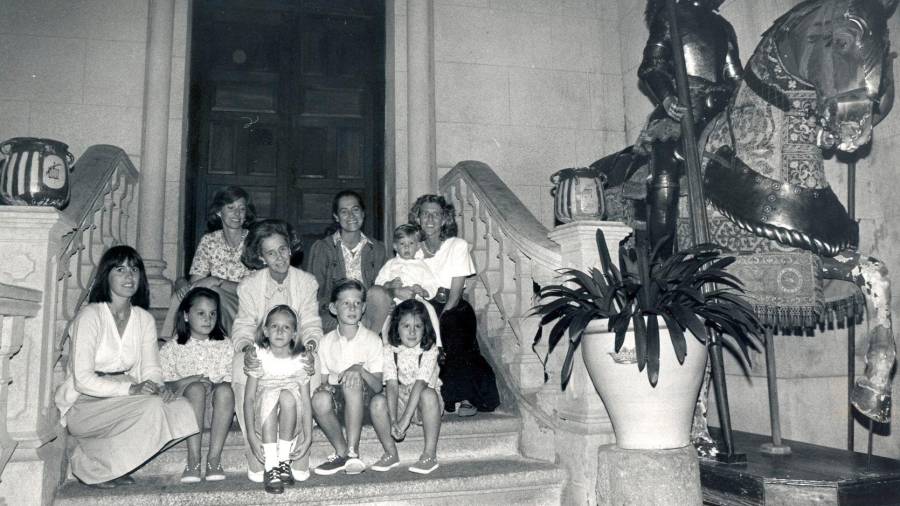1993. La Reina Fabiola de Bélgica y miembros de su familia posan para la foto en el interior del Pazo de San Lourenzo en Santiago de Compostela. (Fuente, Fernando Blanco para El Correo Gallego).