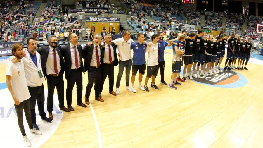 Tras el partido, la plantilla y el staff técnico celebraron con el público la permanencia en la Liga ACB. Foto: Fernando Blanco 