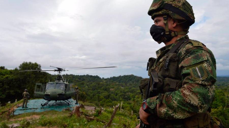 Un soldado junto a un helicóptero en Colombia FOTO: EJÉRCITO DE COLOMBIA