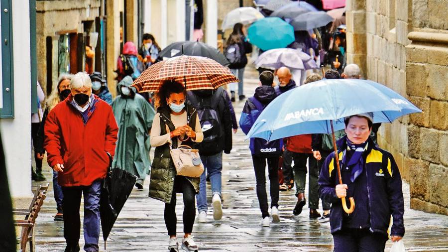 Imagen de la rúa do Franco, en pleno casco histórico de Compostela, durante una jornada de lluvia, el pasado mes de noviembre. Foto: Fernando Blanco