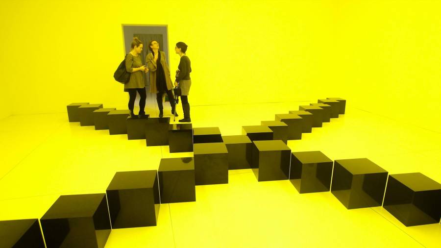 El trabajo del artista Bruce Nauman presentado en la exposición The Persistence of Geometry en la galería de arte de CaixaForum en Madrid. (Autor,Chema Moya. Fuente EFE)