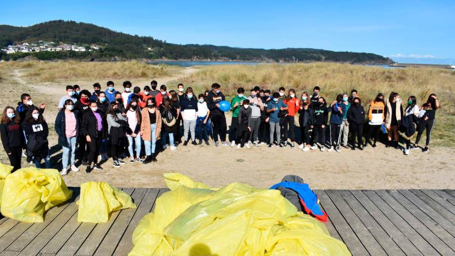 Varios voluntarios e voluntarias do IES de Viveiro recollendo lixo onte na praia de Covas, en dito municipio. Foto: Adega