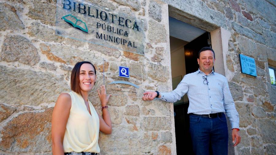 Ana Laura Iglesias e o alcalde de Cuntis, Manuel Campos, sinalan o distintivo da Q de calidade na oficina de turismo