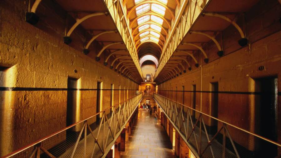 Old Melbourne Gaol. Es una de las principales atracciones turísticas de Melbourne, tanto por su interés histórico (fue la prisión más antigua de Australia) como por su leyenda negra, ya que alojó a los peores criminales del país y registró 133 ejecuciones por ahorcamiento. (Fuente, elviajero.elpais.com)