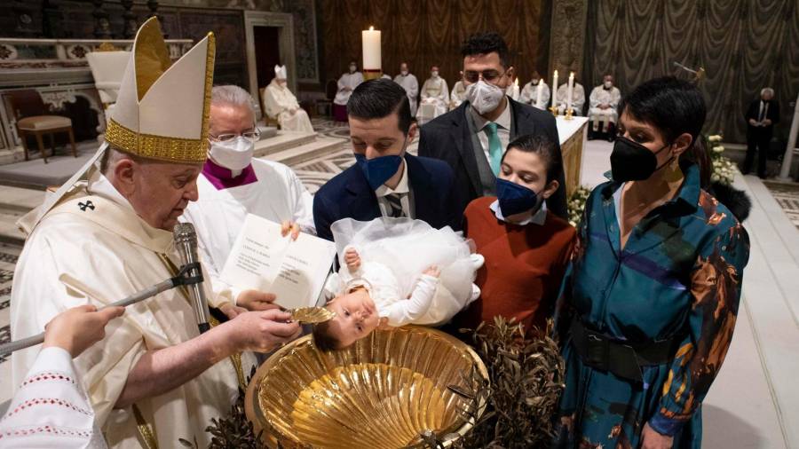 El papa Francisco, durante el bautizo de uno de los pequeños en la Capilla Sixtina. Foto: E.P.