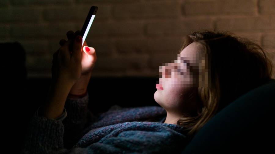 tecnología. Una joven menor de edad utiliza su teléfono móvil a altas horas de la madrugada entre semana mientras está acostada en cama y antes de dormir. Foto: Free Pick 