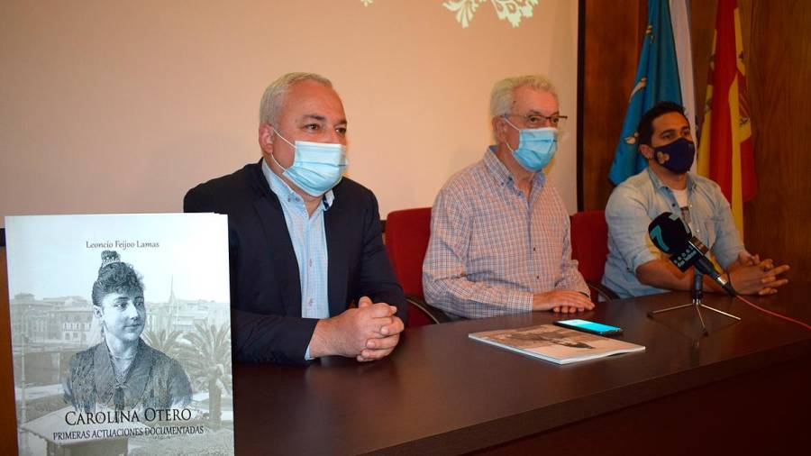 Pola esquerda, Leoncio Feijóo, José María Bello e Pedro Calvo, na presentación do libro. Foto: C. V.