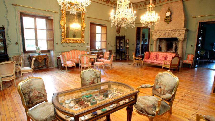 Una de las salas del pazo, donde puede verse parte del mobiliario que permanecerá en manos de los Franco. Foto: C. Paz