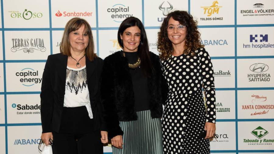 Familiares de Ana Molina Touza, joven violinista premiada en la XXXI premios Gallegos del Año: María José Touza González, Fátima Touza, Graciela Touza (derecha)