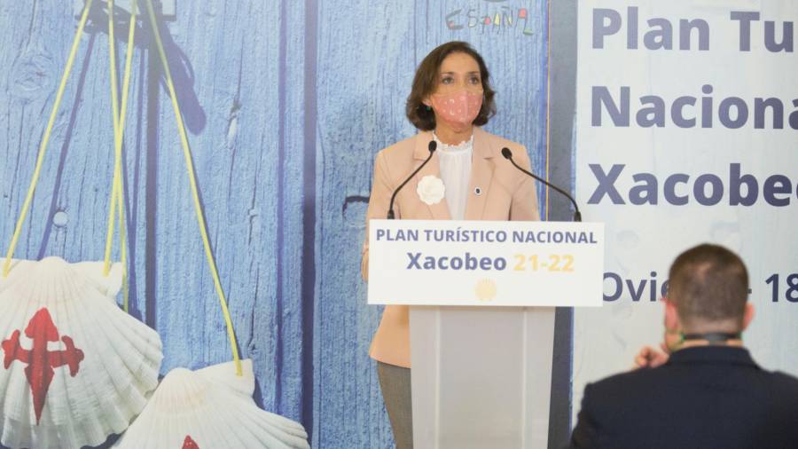 La ministra Reyes Maroto durante el primer acto de presentación del Plan Turístico Nacional del Xacobeo en Oviedo. Foto: EFE