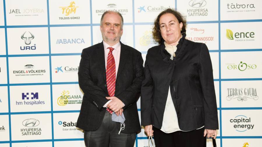 Andrés Soto, Gallego del Año en 2019 y de profesión otorrino en el CHUS con su mujer Inés Sánchez