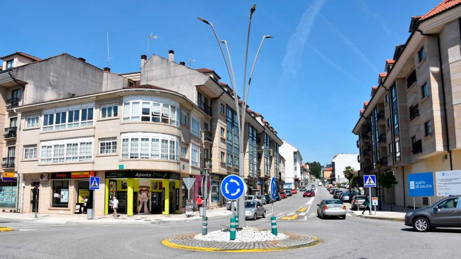 Moderna farola en la rotonda de intersección con la avenida da Peregrina. Foto: CDA