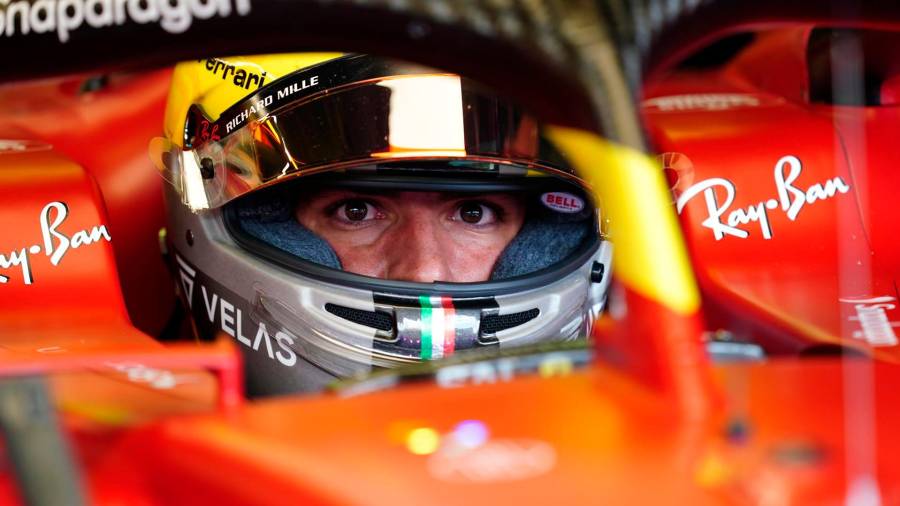 Carlos Sainz al volante de su Ferrari dispuesto a salir a la pista de Marina Bay. Foto: E.P.