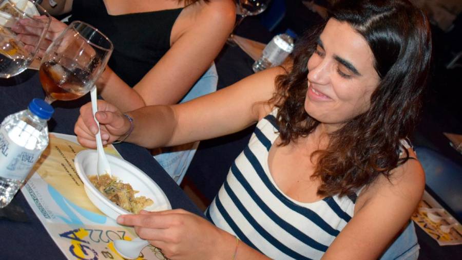 Unha das asistentes desfrutando dos pratos. Foto: C. Valga