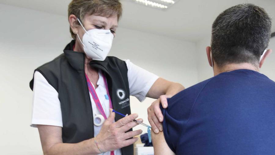 Sanitarios vacunan a personas mayores de 80 años con las dosis de Moderna, y a policías, bomberos y profesores con la vacuna de AstraZeneca, en el hospital Álvaro Cunqueiro de Vigo, ayer jueves. EUROPA PRESS