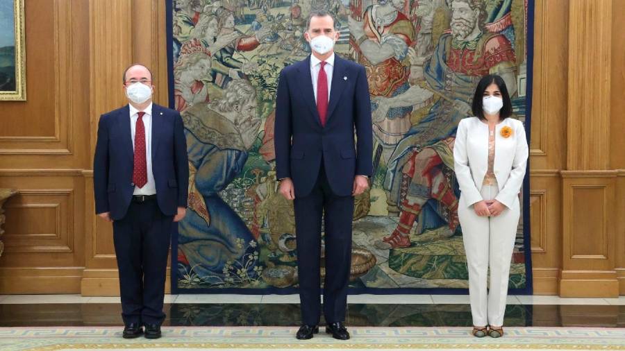 Los nuevos ministros de Política Territorial, Miquel Iceta, y de Sanidad, Carolina Darias, prometen sus cargos ante el Rey Felipe VI FOTO: CASA REAL