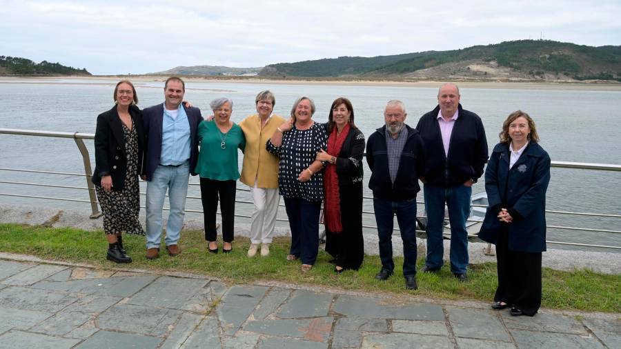 Julia Haz, no centro, cos asistentes á homenaxe da mariscadora de Cabana. Foto: Xunta Galicia