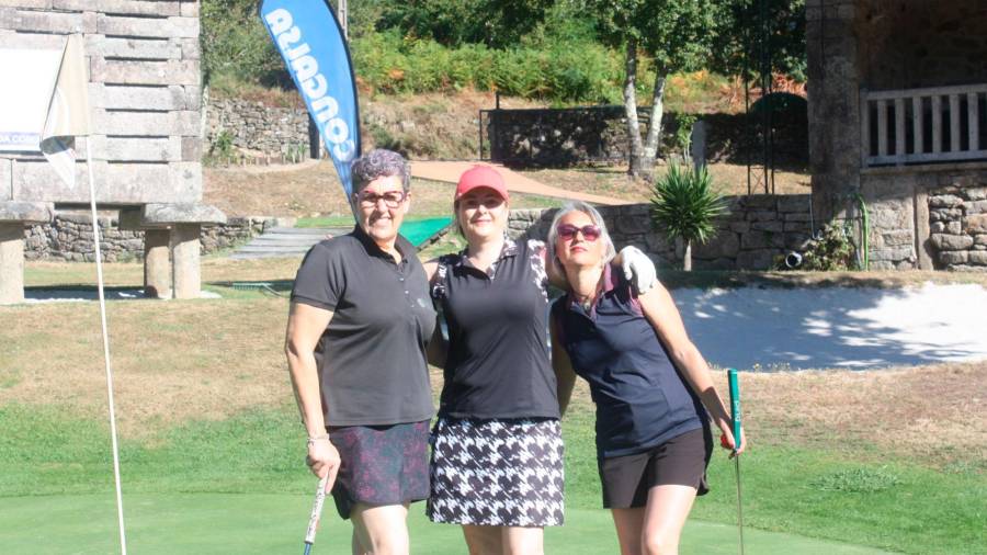 éxito de participación. Tres de las participantes en el campeonato de golf de Congalsa, que reunió a más de un centenar de competidores en el campo Barbanza Golf de Boiro en su octava edición. Foto: C.G.B.