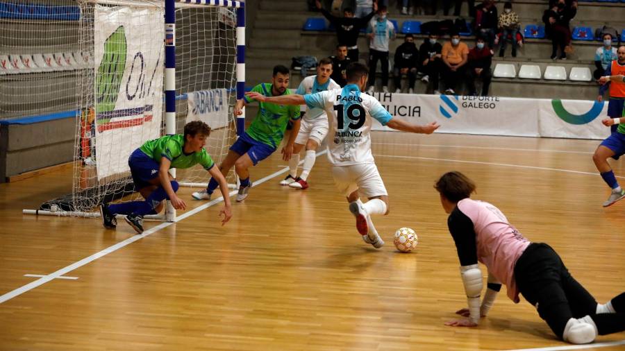 GOLEADOR Pablo, del Santiago Futsal, se dispone a marcar en el partido frente al Ventorrillo. Foto: Antonio Hernández