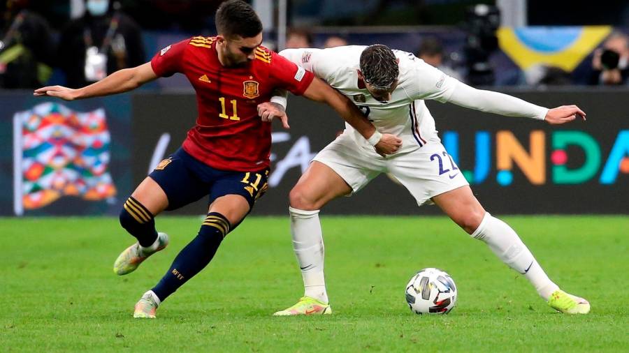 El español Ferran Torres contra el francés Theo Hernández durante la final de la UEFA Nations League. Foto: Matteo Bazzi
