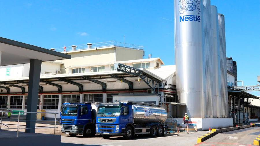Camión aparcado ante un depósito en la fábrica de Nestlé de la localidad pontevedresa de Pontecesures. Foto: F.N.