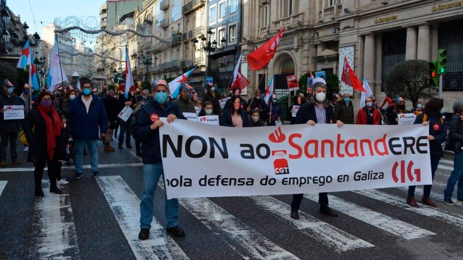 Protestas contra despidos en el Santander. FOTO: CIG