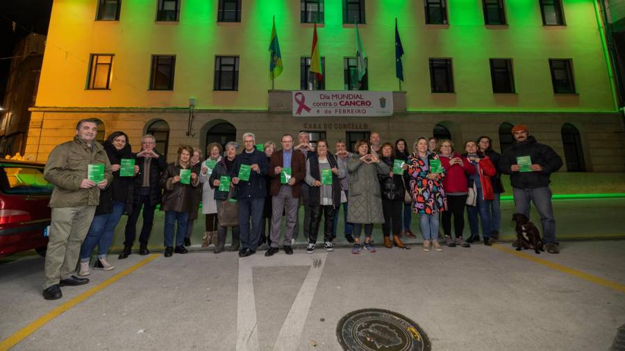 Concentración en Malpica ante la casa consistorial iluminada de color verde. Foto: C. P.
