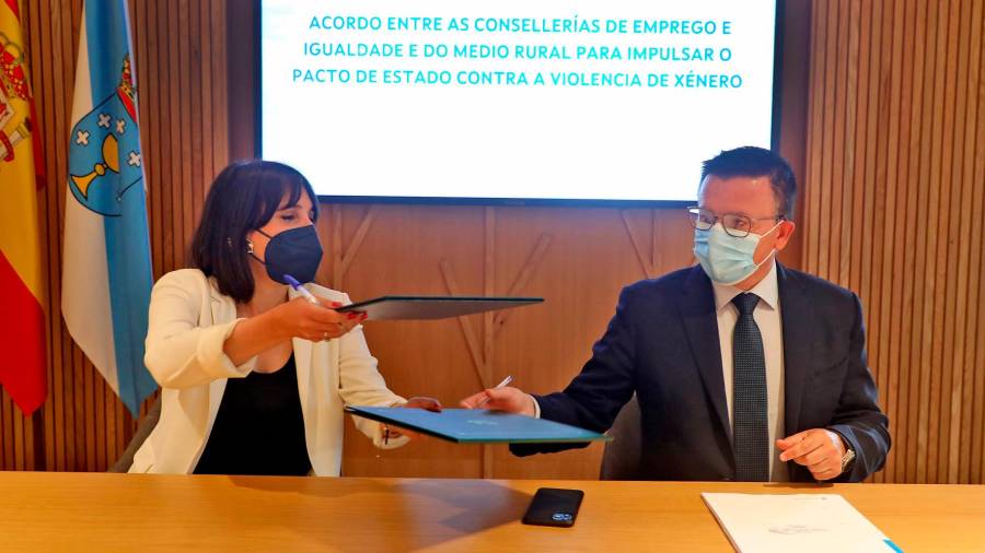 María Jesús Lorenzana y José González durante la firma del documento integrado en el Pacto de Estado contra la Violencia de Género. Foto: Xunta