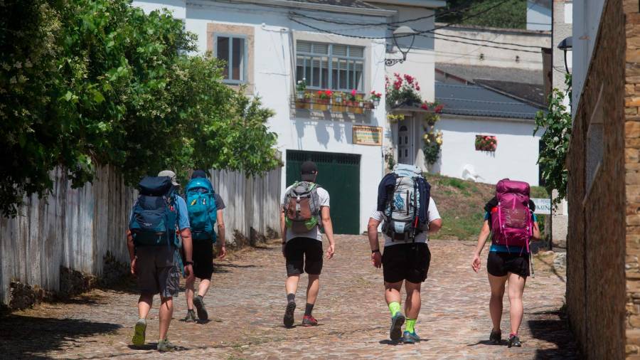 CAMINO DE SANTIAGO. Un grupo de peregrinos, ayer, en la zona de Portomarín. Foto: Carlos Castro / EP