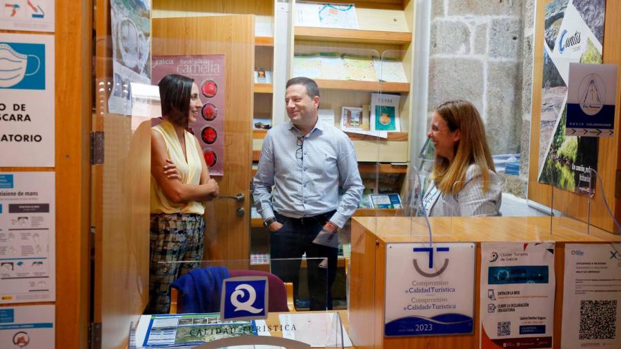 A deputada provincial de Turismo na súa visita a Cuntis