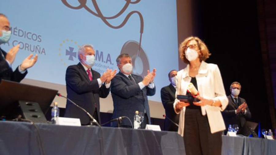 La doctora Marisa Crespo tras recibir la medalla de Oro y Brillantes del Colegio Oficial de Médicos de A Coruña, este sábado en Santiago. AGUAMARINA