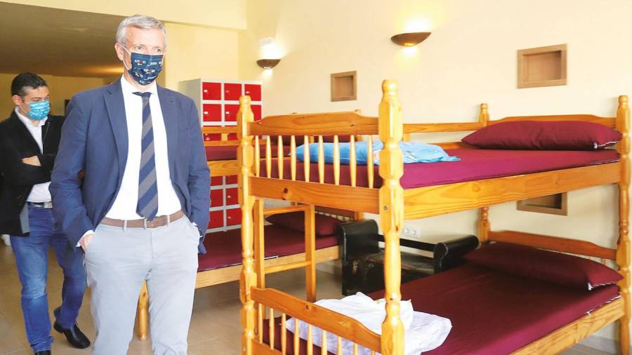 El vicepresidente primero Alfonso Rueda durante la visita que realizó al albergue Vía Láctea, en el municipio coruñés de Arzúa. Foto: XdG