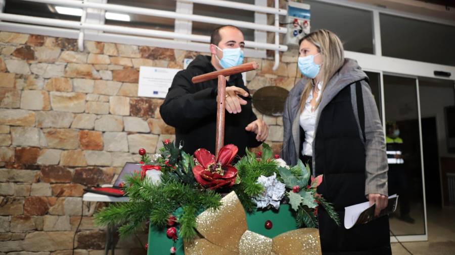 O concelleiro Miguel Ángel Pérez e a alcaldesa Mónica Rodríguez activaron o alumeado de Nadal. Foto: C. V.