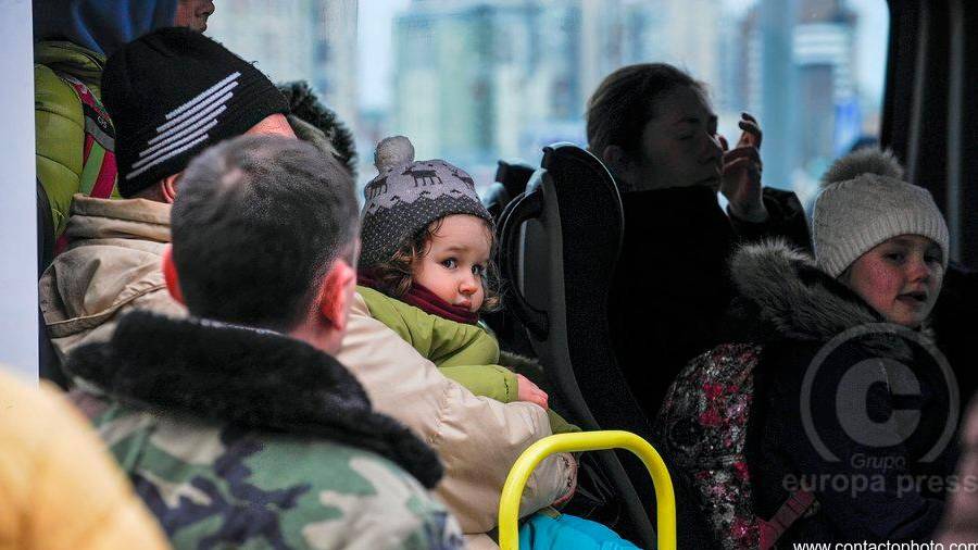 Kiev, Ucrania: Se ve a un niño sentado en un autobús de evacuación en Kiev. Foto: Sergei Chuzavkov / Zuma Press / ContactoPhoto 08/03/2022