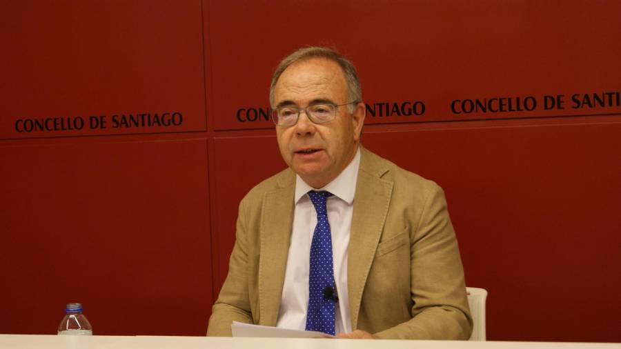 El alcalde de Santiago, Xosé Sánchez Bugallo, durante la rueda de prensa de este lunes. CDS