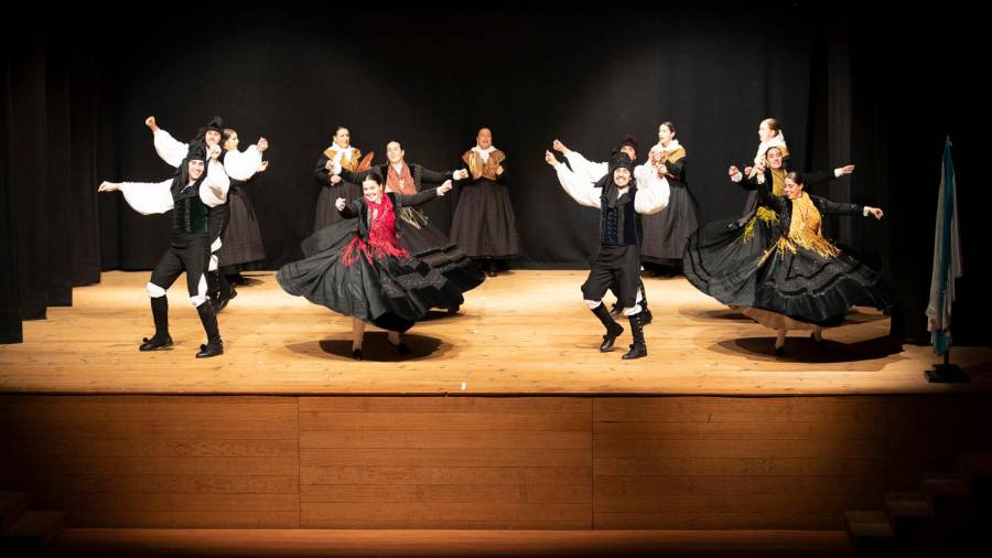 Grupo de baile da agrupación Xacarandaina actuando nos actos do oitenta e sete aniversario. Foto: ECG