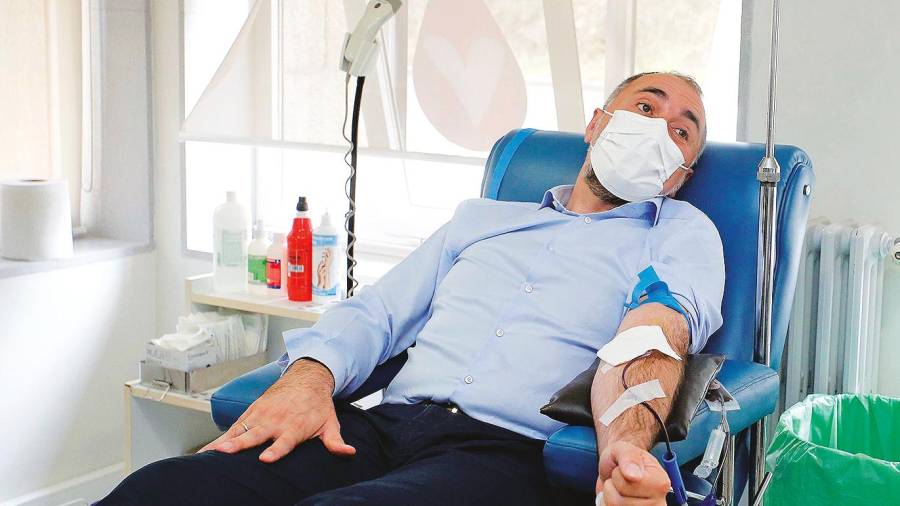 donación de sangre. El conselleiro de Sanidade, Julio García Comesaña, donando sangre el pasado fin de semana en el Hospital Nicolás Peña, en Vigo. Foto: Xunta