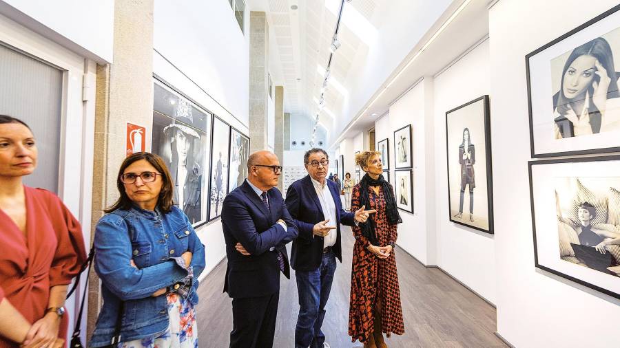 Roberto Verino conversa con Manuel Baltar sobre as fotografías da exposición. Foto: Gallego