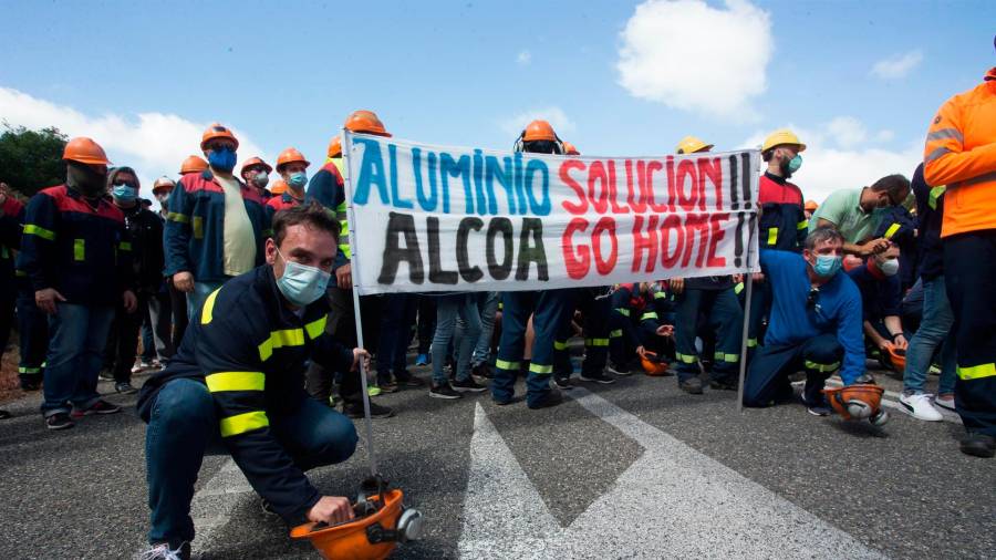 movilización. Trabajadores del comité de Alcoa durante el corte en la A8 en ambos sentidos a la altura de Vilalba. Foto: Carlos Castro