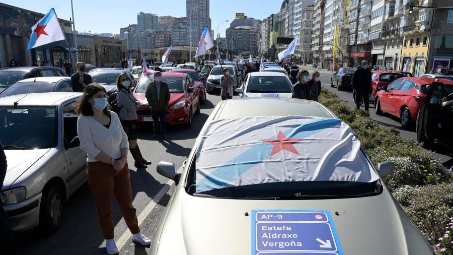 Varias personas participan en una caravana de vehículos convocada por el BNG para reivindicar la rebaja de los peajes en la AP-9, en A Coruña. FOTO: M. Dylan