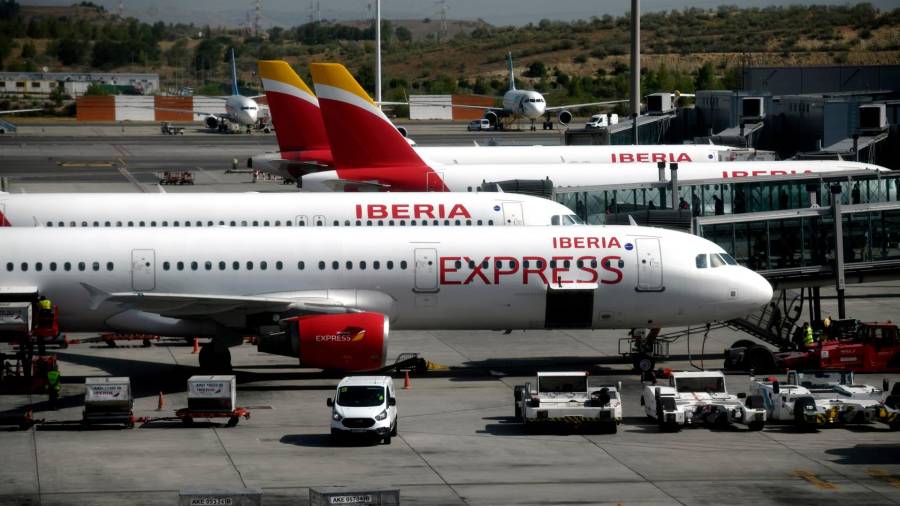 España acuerda con Portugal la suspensión desde mañana de los vuelos procedentes del Reino Unido