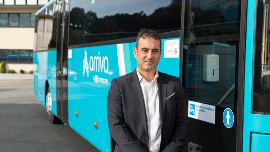 Carlos Varela, director de Arriva Galicia, junto a uno de los nuevos autobuses incorporados por la compañía en su presentación. Foto: Arriva