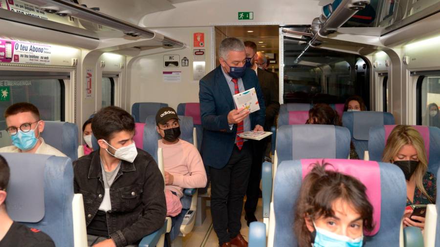 Valentín García reparte libros nun tren de alta velocidade dos servizos Avant. Foto: C.C.