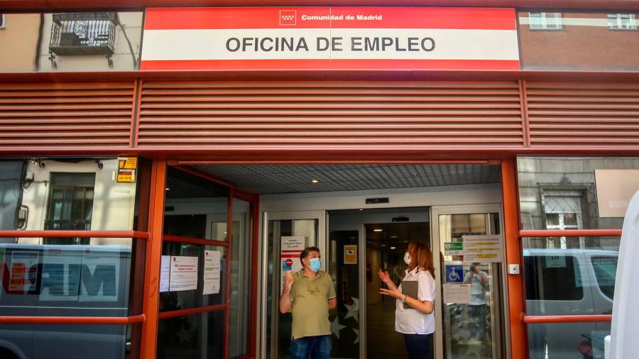 Dos personas conversan a las puertas de una oficina del SEPE. FOTO: Ricardo Rubio