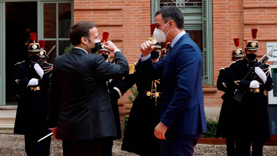 Saludo con el codo de Emmanuel Macron y Pedro Sánchez en Montauban. Foto: Europa Press