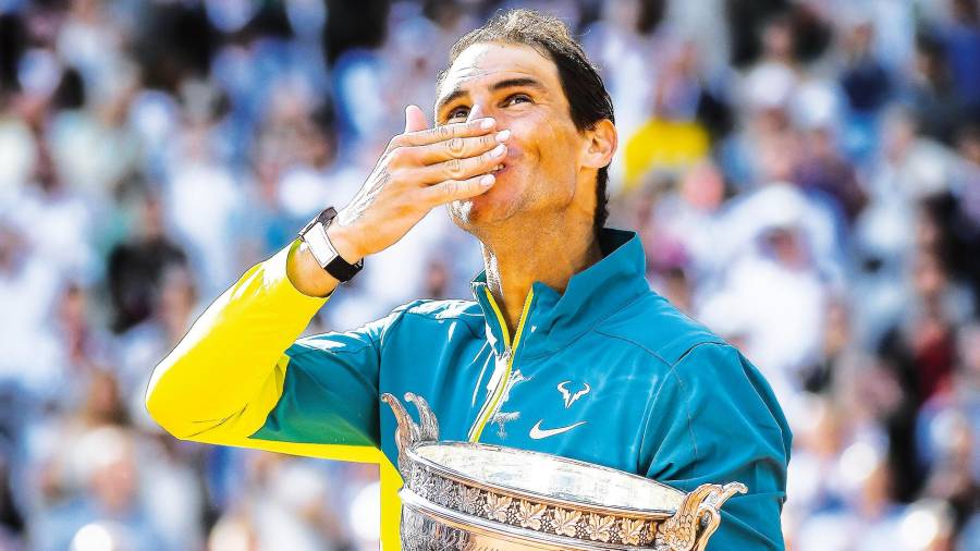 Rafa Nadal saluda al público tras conquistar de nuevo Roland Garros. Foto: Europa Press 
