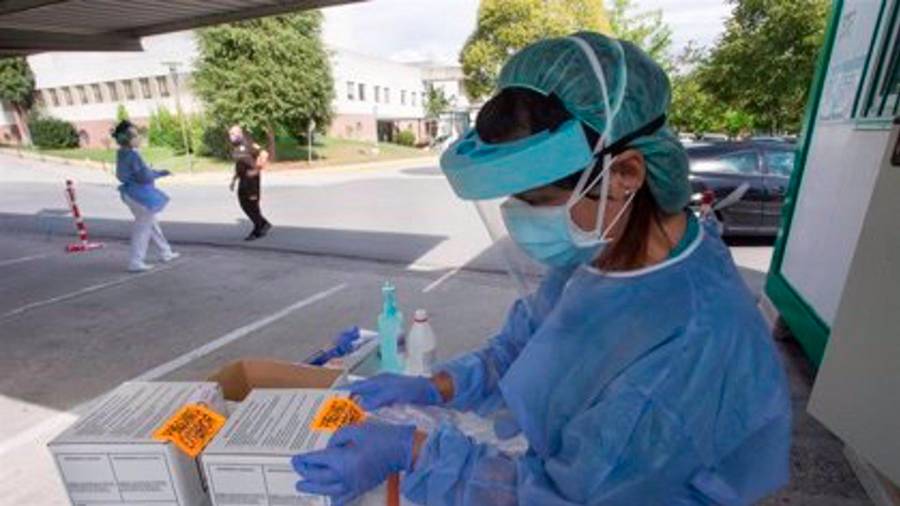 Una sanitaria preparando pruebas PCR en Monforte de Lemos FOTO: CARLOS CASTRO - EUROPA PRESS