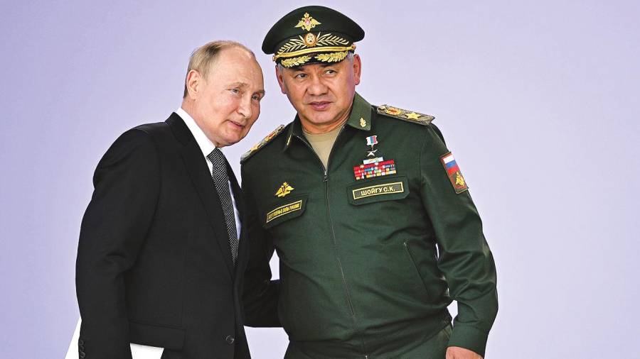 en el kremlin. Vladimir Putin con el ministro de Defensa, Serguéi Shoigú, tras una reunión. Foto: D.P.A.