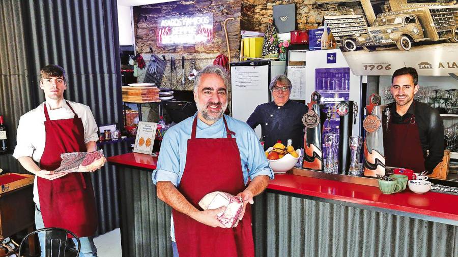 Arturo Salano, en primer término, con su equipo de trabajadores en el interior del restaurante A Lareira en la santiaguesa calle de San Clemente. Foto: A. Hernández