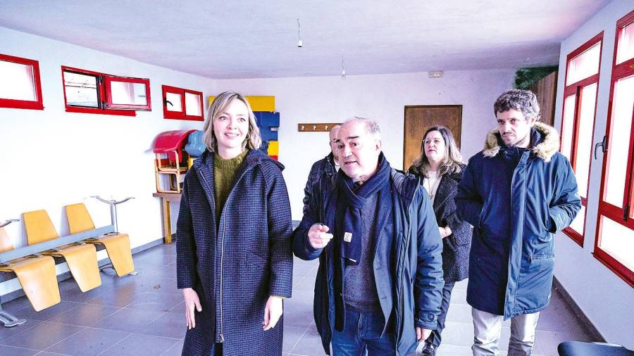 Fabiola García charlando con Ramón Tojo durante la visita a la unitaria de Rois. Foto: C. R.